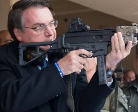 Bolsonaro defende porte de armas ao falar do caso Lázaro: não durmo Sem uma ao meu lado”