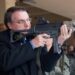Bolsonaro defende porte de armas ao falar do caso Lázaro: não durmo Sem uma ao meu lado”