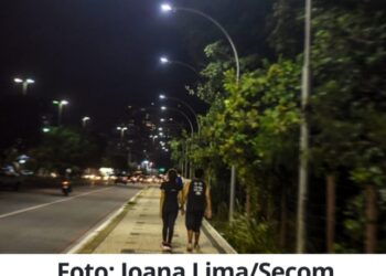 Calçadão da avenida Roberto Freire recebe nova iluminação