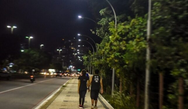 Calçadão da avenida Roberto Freire recebe nova iluminação