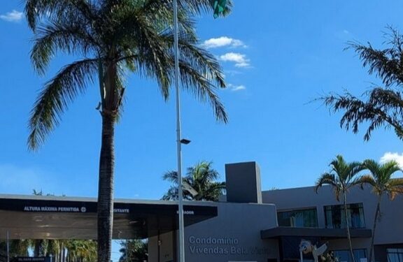Falta mais nada para se politizar. Bandeira causa polêmica entre condôminos no DF