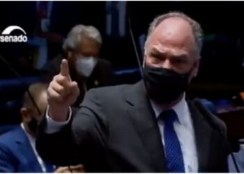 Senador protesta contra desrespeito e humilhação às pessoas na CPI