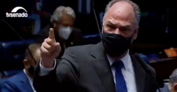 Senador protesta contra desrespeito e humilhação às pessoas na CPI