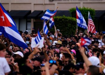 Cubanos vão às ruas protestar contra a ditadura