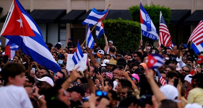 Cubanos vão às ruas protestar contra a ditadura