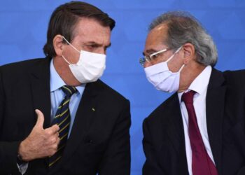De olho no teto de gastos, Guedes quer que Bolsonaro escolha entre Bolsa Família, obras e reajustes em 2022