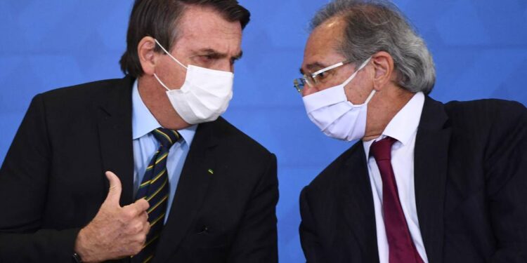 De olho no teto de gastos, Guedes quer que Bolsonaro escolha entre Bolsa Família, obras e reajustes em 2022