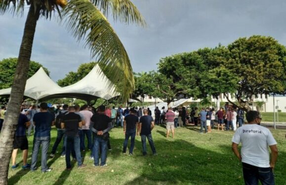 Militares realizam ato público nesta quarta em frente à governadoria
