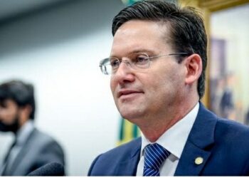 Auxílio Brasil deve pagar benefício médio de R$ 300 e beneficiar 17 milhões, diz ministro