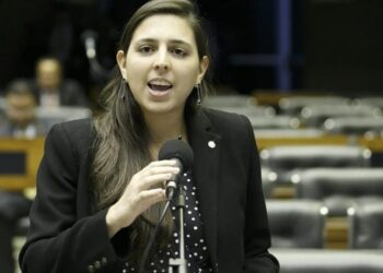 Marido e Mulher Projeto de Natália libera uso de outros termos em casamentos