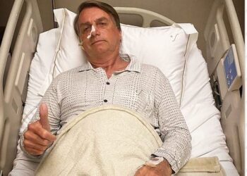 No hospital, Bolsonaro diz que poderá passar por cirurgia