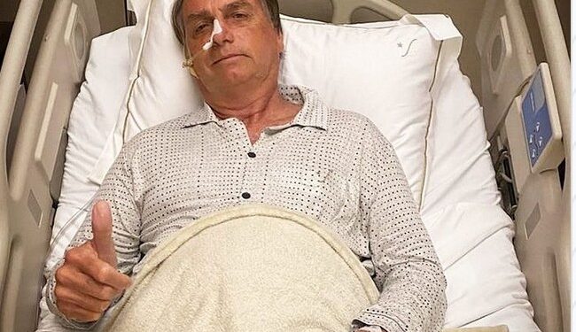 No hospital, Bolsonaro diz que poderá passar por cirurgia