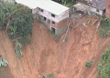 Chuvas deixam ao menos 23 mortos, provocam deslizamentos, fazem rios transbordarem e alagam cidades no estado de São Paulo