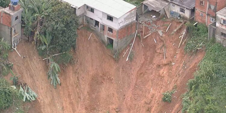 Chuvas deixam ao menos 23 mortos, provocam deslizamentos, fazem rios transbordarem e alagam cidades no estado de São Paulo