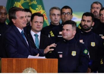 Bolsonaro diz que precisa “valorizar” a PRF e pede “compreensão” de outras categorias do serviço público