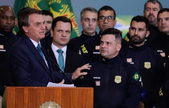 Bolsonaro diz que precisa “valorizar” a PRF e pede “compreensão” de outras categorias do serviço público