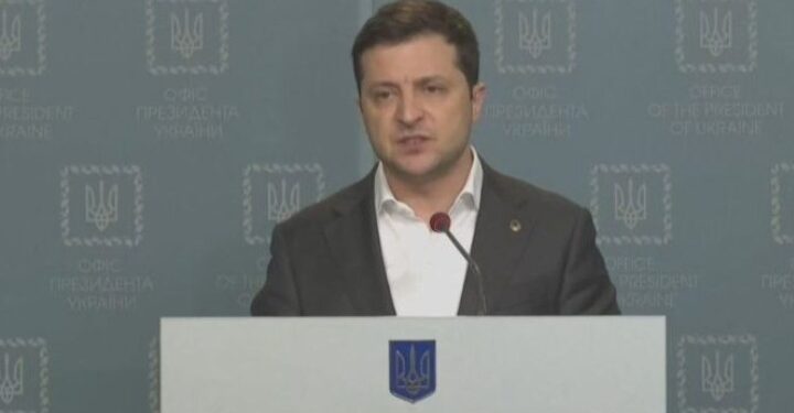 Presidente da Ucrânia diz que país foi “deixado sozinho” contra a Rússia e convoca a população para a Guerra