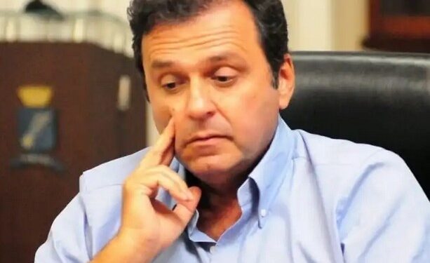 Parecer do TCE pede desaprovação das contas de Carlos Eduardo e aponta improbidade do ex-prefeito