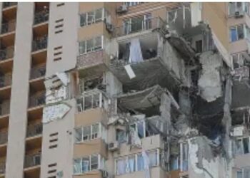 Edifício residencial em Kiev é atingido por míssil russo
