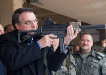 ‘Estamos no caminho certo’, diz Bolsonaro ao defender armas