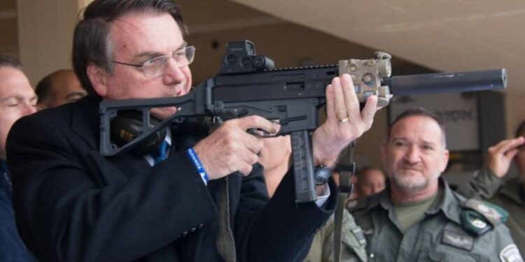 ‘Estamos no caminho certo’, diz Bolsonaro ao defender armas