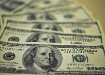 Dólar cai e fecha no menor valor em 7 meses; Bolsa volta aos 115 mil pontos