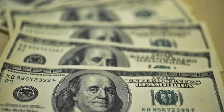 Dólar cai e fecha no menor valor em 7 meses; Bolsa volta aos 115 mil pontos