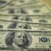 Dólar cai e fecha no menor valor em 7 meses; Bolsa volta aos 115 mil pontos