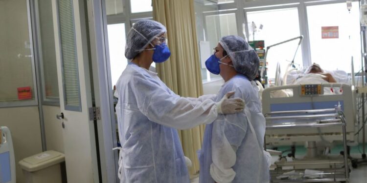 87,3% dos médicos brasileiros tiveram Covid-19 nos últimos 2 meses, aponta estudo