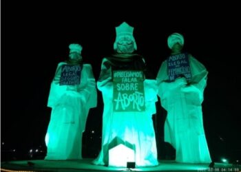 Protesto pró-aborto picha outdoor e posiciona cartazes em imgens de Reis Magos