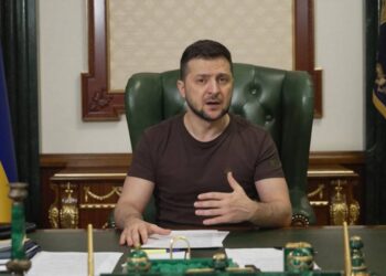 Zelensky usa lei marcial para suspender 11 partidos pró-Rússia e controlar a imprensa televisiva durante a guerra na Ucrânia