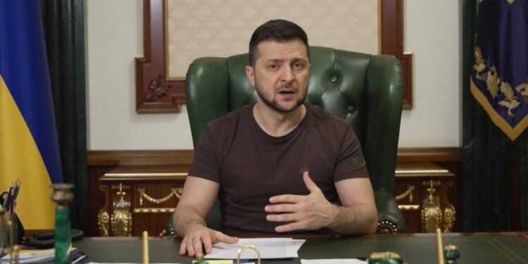 Zelensky usa lei marcial para suspender 11 partidos pró-Rússia e controlar a imprensa televisiva durante a guerra na Ucrânia