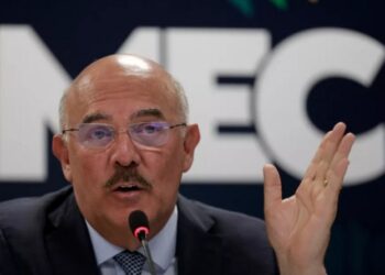 Arma do ex-ministro Milton Ribeiro dispara acidentalmente no Aeroporto de Brasília; funcionária é ferida com estilhaços