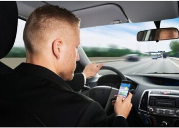 Brasil registra 28 multas por uso do celular ao volante a cada hora