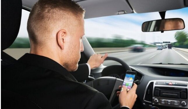 Brasil registra 28 multas por uso do celular ao volante a cada hora