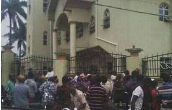 Ataques de homens armados contra igreja católica na Nigéria deixa dezenas de mortos