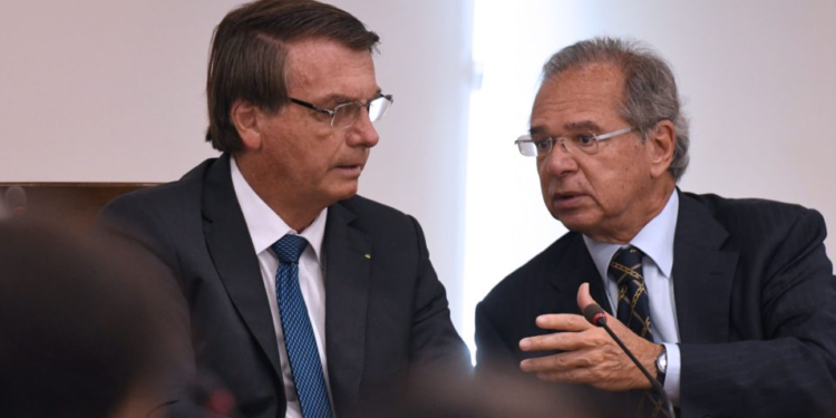 Guedes diz que governo avalia elevar Auxílio Brasil de R$ 400 para R$ 600