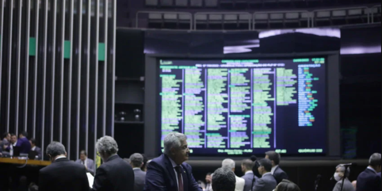 Câmara aprova texto-base para limitar ICMS sobre combustíveis e luz