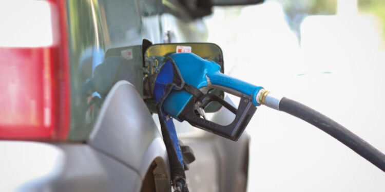 Gasolina cai pela quarta semana seguida no Brasil