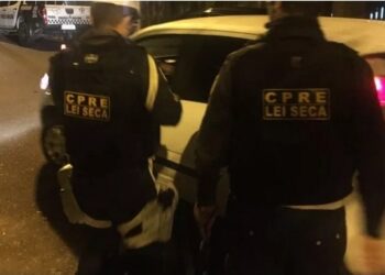 Operação lei seca autua 22 motoristas sob efeito de álcool e flagra adolescente dirigindo veículo em Natal
