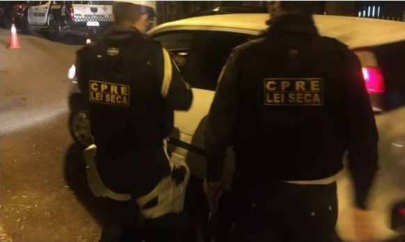 Operação lei seca autua 22 motoristas sob efeito de álcool e flagra adolescente dirigindo veículo em Natal