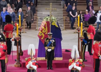 Corpo de rainha Elizabeth II é sepultado nesta segunda após velório restrito