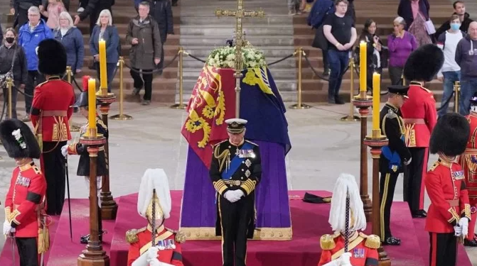 Corpo de rainha Elizabeth II é sepultado nesta segunda após velório restrito