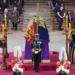 Corpo de rainha Elizabeth II é sepultado nesta segunda após velório restrito