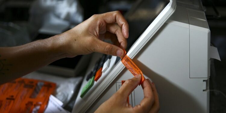 TRE-RN inicia preparação das urnas eletrônicas para o 2º turno da eleição