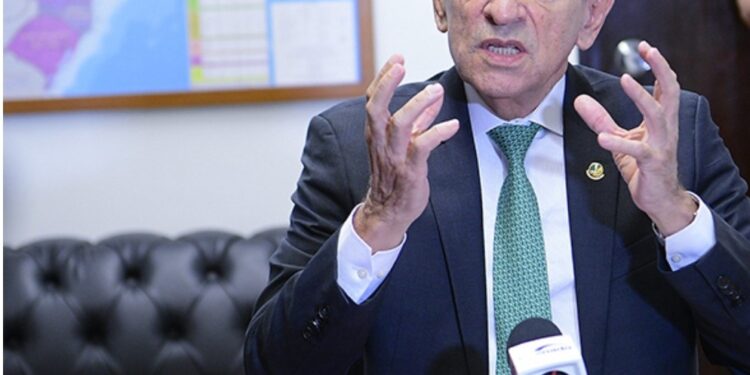Bolsa Família ficará fora do teto por dois anos na PEC, diz relator