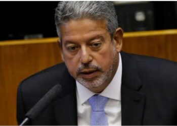 Lira anuncia que PEC do Estouro será votada na próxima terça feira (20) no plenário da Câmara