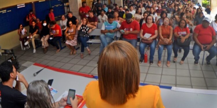 Governo deve R$ 360 milhões aos professores do Estado, afirma sindicato