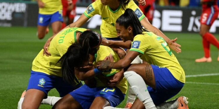 Ary Borges brilha, Brasil bate Panamá com tranquilidade e assume liderança do grupo na Copa Mundial feminina