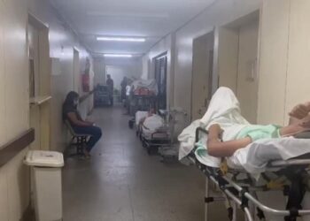 Governo do RN emite nota sobre superlotação no Walfredo Gurgel; pacientes ocupam corredores